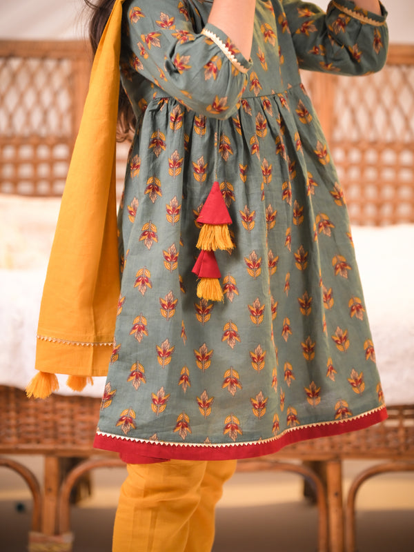 Rangrez Collection: Floral Kurta Pant & Dupatta Set – Sea Green