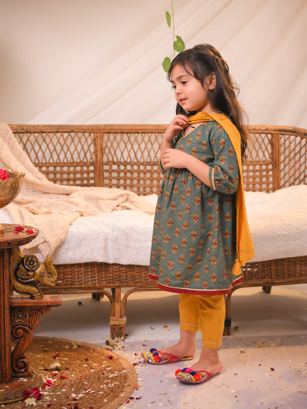 Rangrez Collection: Floral Kurta Pant & Dupatta Set – Sea Green