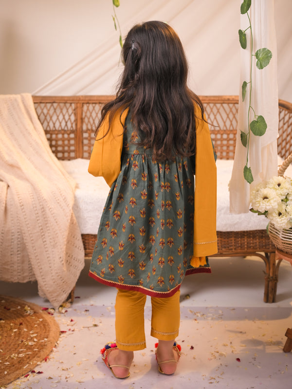 Rangrez Collection: Floral Kurta Pant & Dupatta Set – Sea Green