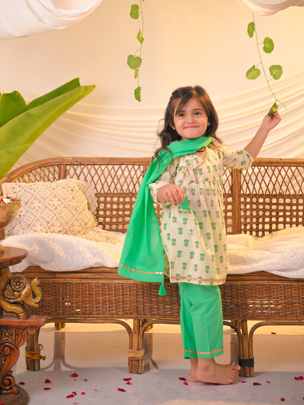 Rangrez Collection: Green Lotus Charm Kurta Pant & Dupatta Set – White
