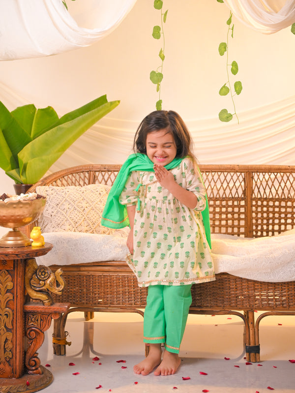 Rangrez Collection: Green Lotus Charm Kurta Pant & Dupatta Set – White